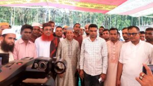 জিয়া শিশু একাডেমির মহাপরিচালকের ঈদ উপহার বিতরণ